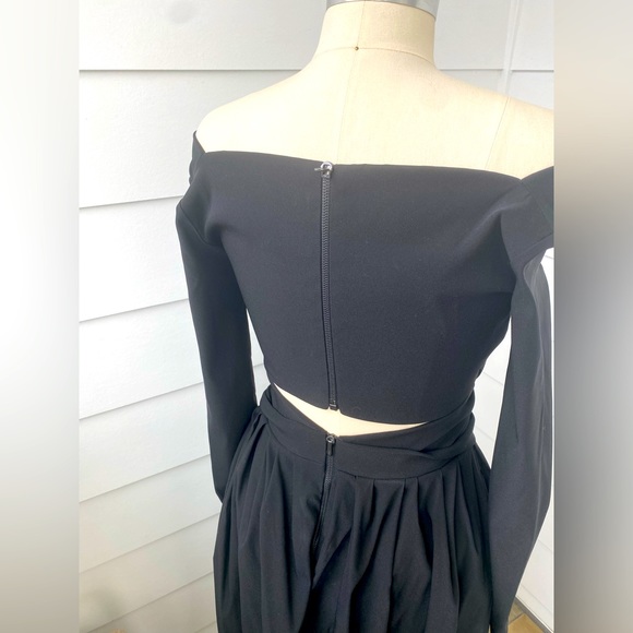 Stunning Black Gown by Preen Deep v-neck Aline skirt style worn by Meghan Markle - Picture 8 of 10